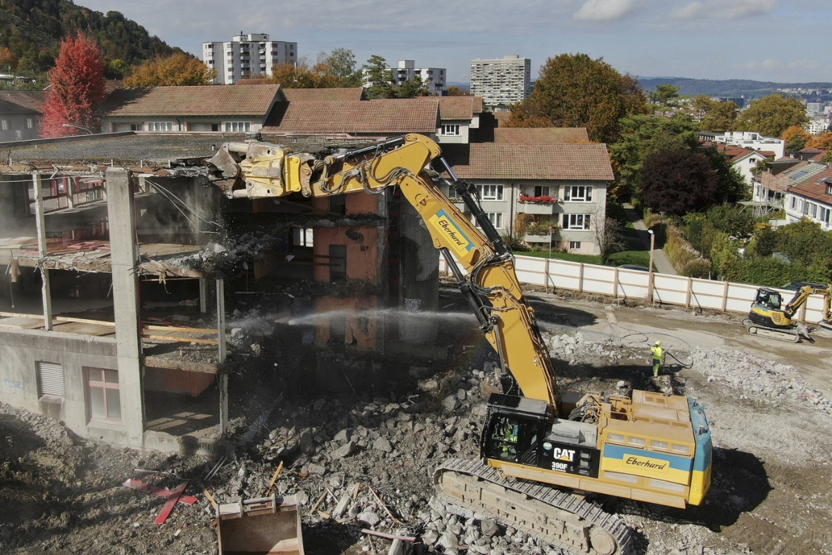 CAT 390F Demolition